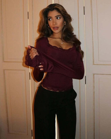 TOP AJUSTADO CON DETALLES DE ENCAJE