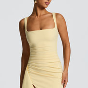 Martina - vestido largo satinado con escote cuadrado y abertura