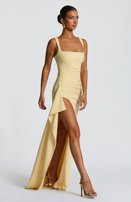Martina - vestido largo satinado con escote cuadrado y abertura