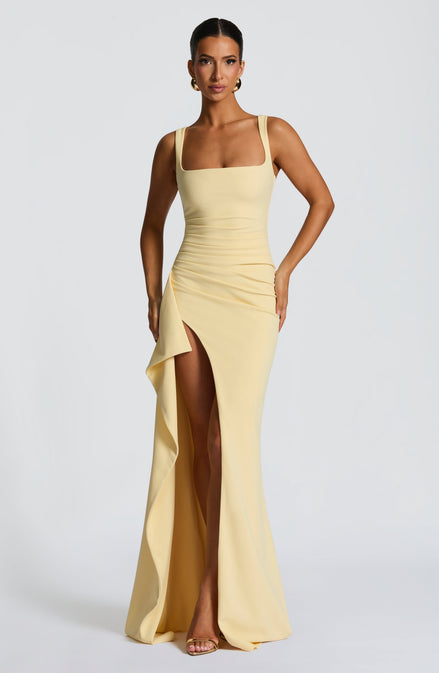 Martina - vestido largo satinado con escote cuadrado y abertura