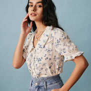 Camisa Floral de Encaje Plisada
